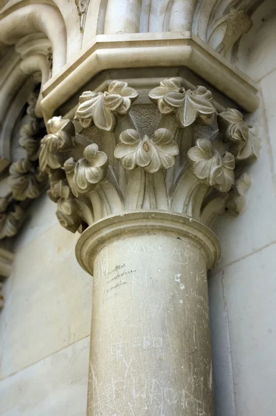 Detalhe de uma coluna vandalizada — Fotografia de Stock