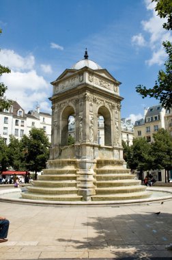 masum insanları çeşme de paris