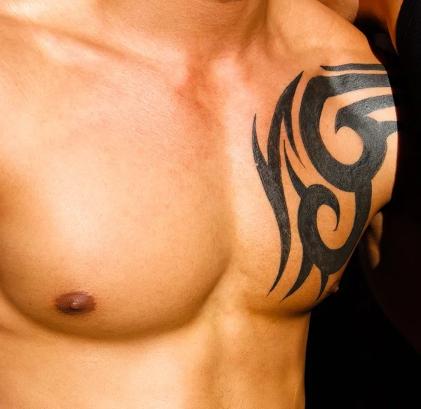 Manlig torso med tatuering — Stockfoto