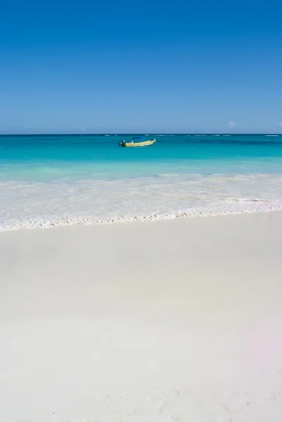 Barco a motor na praia tropical — Fotografia de Stock