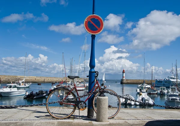 Oude fiets in de haven — Stockfoto