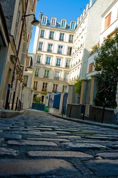 Parisisk gata på en fin sommardag — Stockfoto