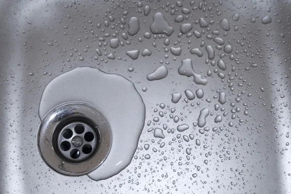 Diskbänk med droppar av vatten — Stockfoto