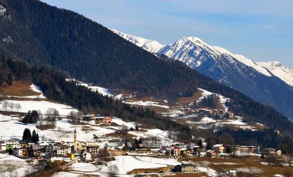 Pueblo de montaña en los Alpes italianos —  Fotos de Stock