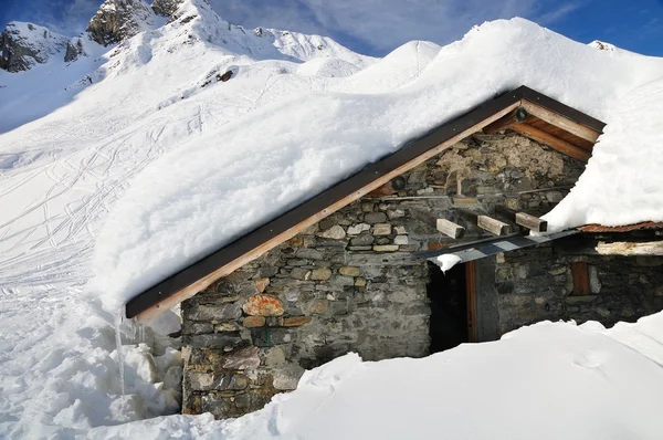 Sneeuw overdekte stenen gebouw — Stockfoto