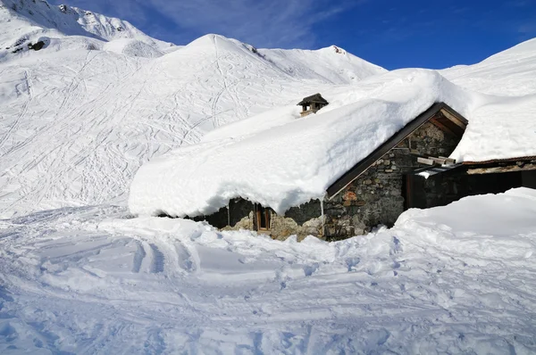 Χιονοσκέπαστο πέτρινο κτίριο — Φωτογραφία Αρχείου
