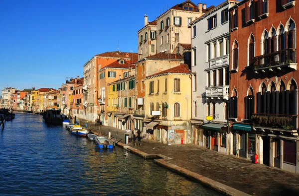 Venezia - vista sulla strada e sul canale — Foto Stock