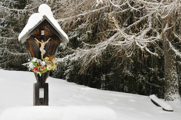 Crucifixo na paisagem de inverno — Fotografia de Stock