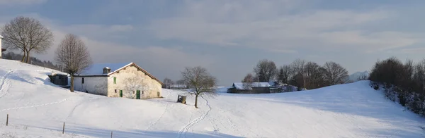 Venkovský dům na sněhu — Stock fotografie