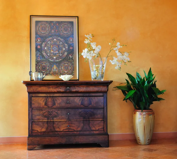 Vintage dresser and print with plant pot — Stock Photo, Image