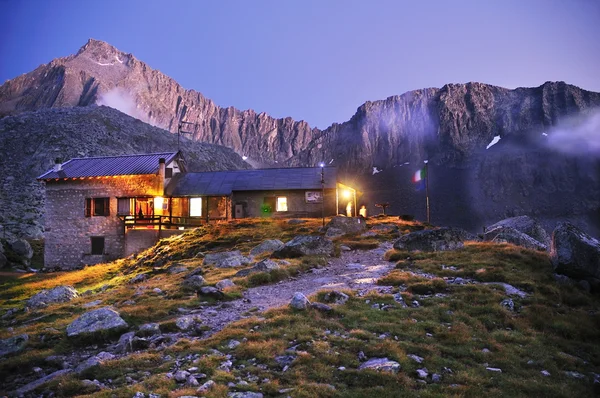 Гірська хатина після заходу сонця — стокове фото