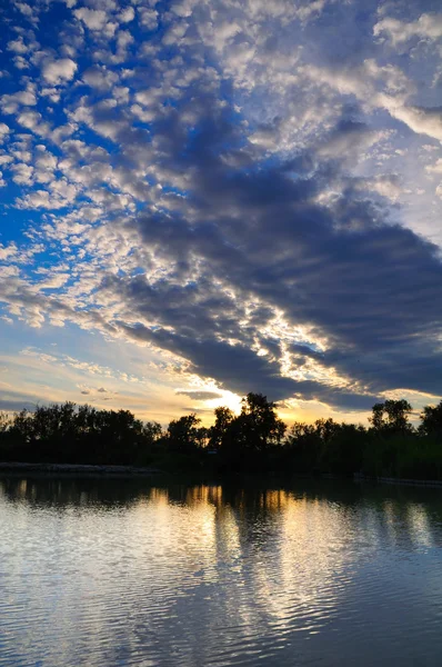 Nuvoloso al tramonto su una laguna — Foto Stock