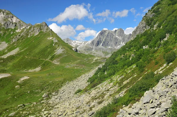 Гірський краєвид з скелястими водоспадами — стокове фото