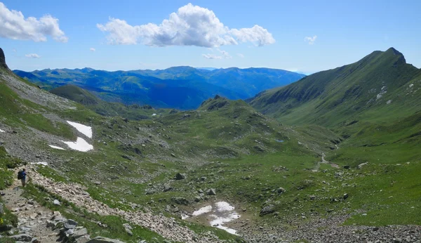 Dağ manzarası ile bir trekker — Stok fotoğraf