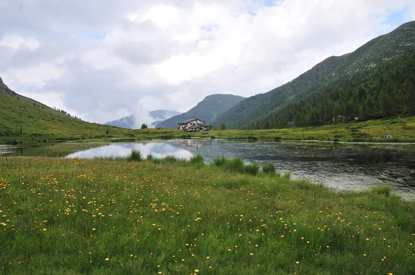 Alpejskie jezioro (tarn) — Zdjęcie stockowe