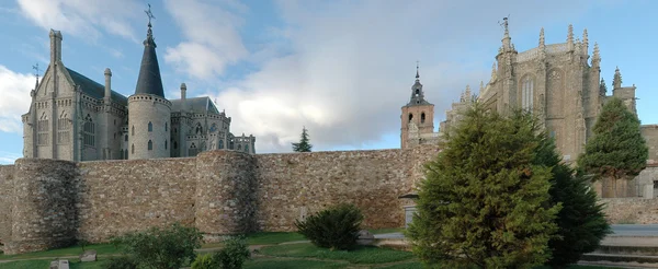 Собор та Palacio Ebiscopal, місті Astorga — стокове фото