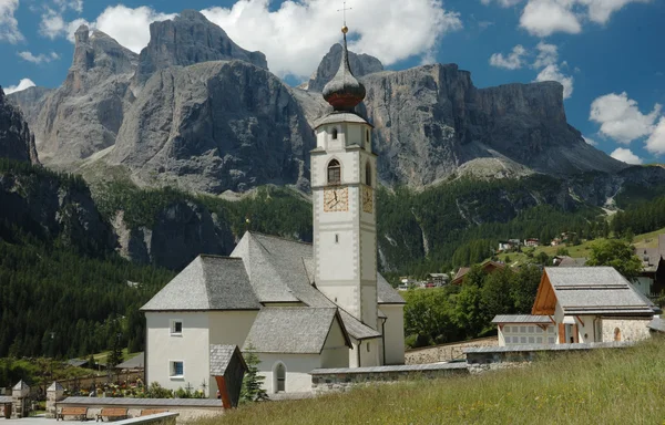 Sommer-Ansicht der Colfosco-Kirche — Stockfoto