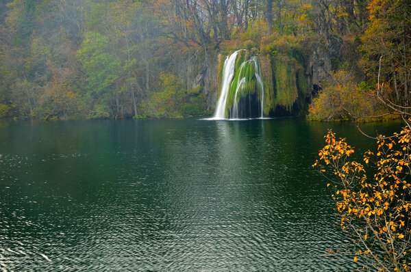 Pond and waterfalls in Plitvice