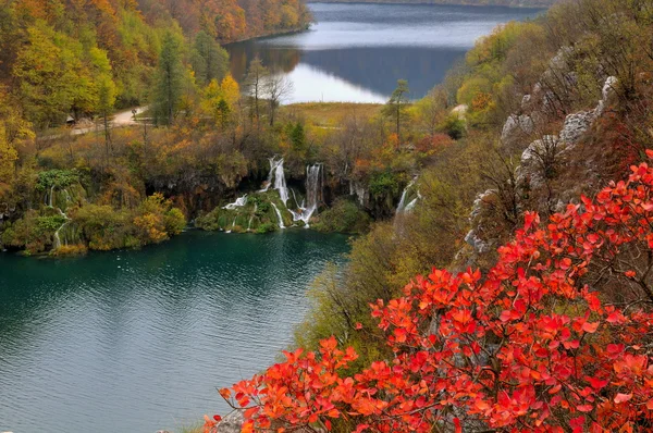 Two lakes and waterfalls in Plitvice — Stock Photo, Image