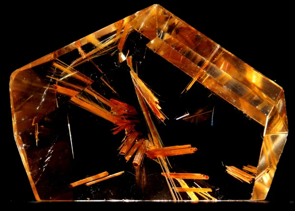 Кристаллы рутила, входящие в состав кварца — стоковое фото