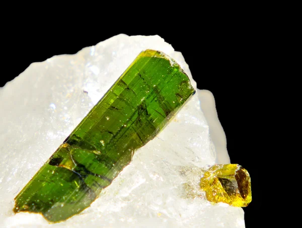 Yeşil ve sarı Turmalin kristaller — Stok fotoğraf
