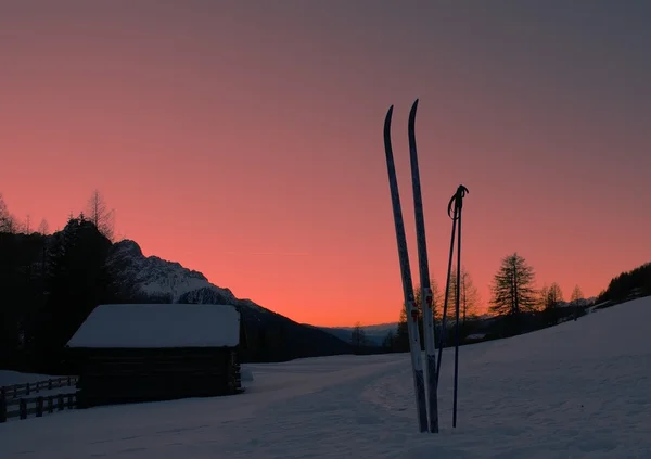 Esquís de fondo y refugio de montaña —  Fotos de Stock