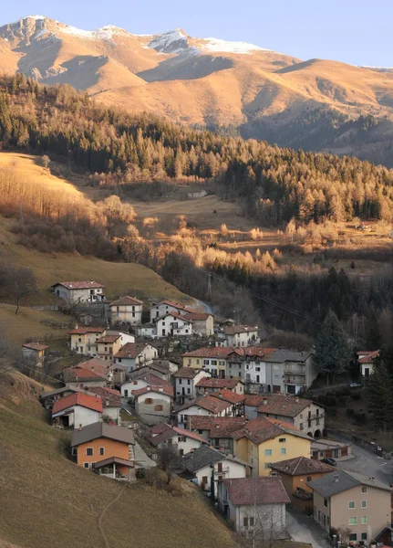Mountain village with mountains — Stock Photo, Image