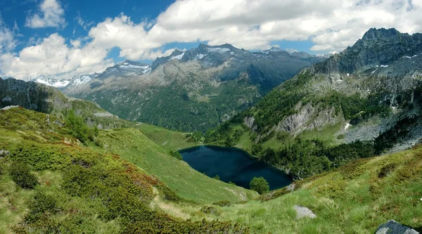 Krajobraz górski z jeziorem alpejskim — Zdjęcie stockowe