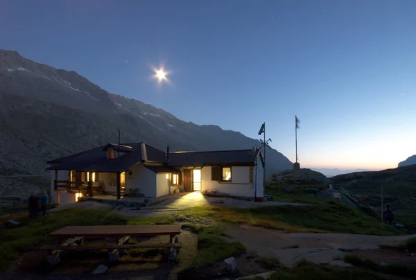 Berghütte bei Nacht — Stockfoto