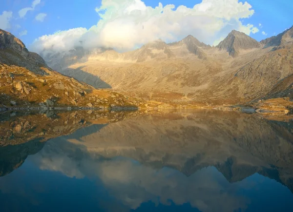Vista de la montaña reflejada en el lago alpino — Foto de Stock