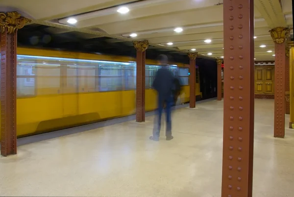 สถานีรถไฟใต้ดินและสถานีประวัติศาสตร์ — ภาพถ่ายสต็อก