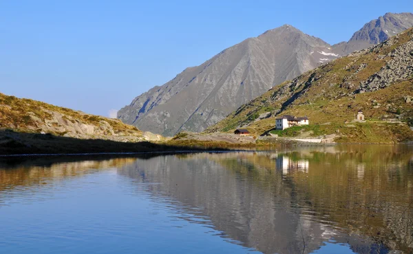 Горное озеро после рассвета — стоковое фото
