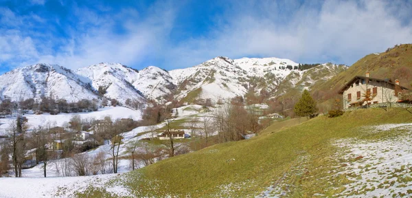 Panorama paisaje alpino con casa —  Fotos de Stock