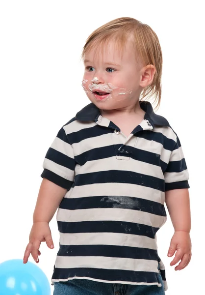 Kuchen auf dem Gesicht des Jungen — Stockfoto