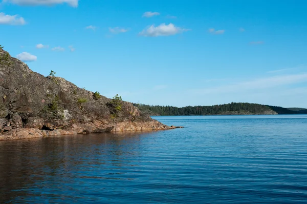Noordelijke bos eilanden in een enorme meer — Stockfoto