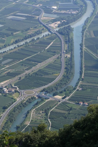 Campi coltivati nella valle dell'Adige — Foto Stock