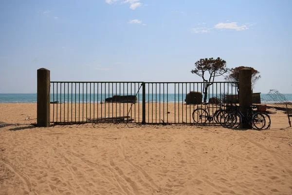 Cancello sulla spiaggia — Foto Stock