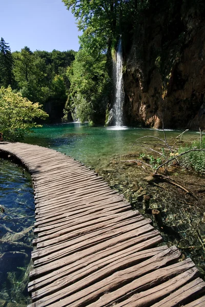 Fußgängerbrücke und Wasserfall - plitvice Seen — Stockfoto