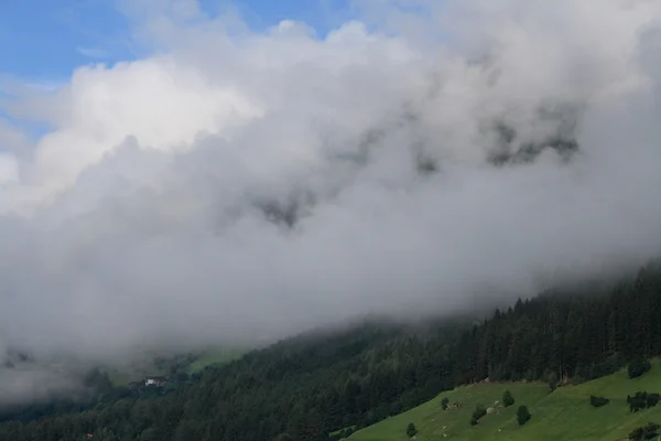 Niedrige Wolken im Aurina-Tal — Stockfoto