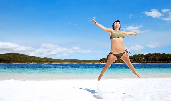Skacząca kobieta na plaży — Zdjęcie stockowe