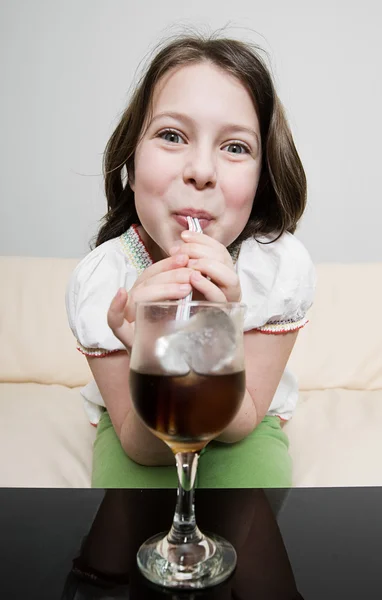 Девушка пьет колу — стоковое фото
