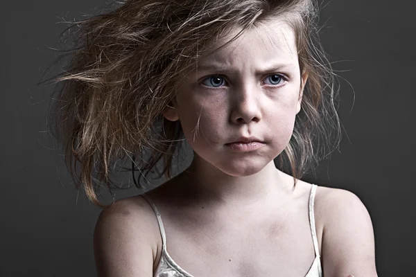 灰色の背景に対して厄介な子供 — ストック写真