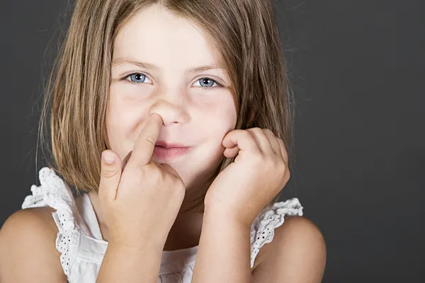 Blonďaté dítě uchopení nos — Stock fotografie