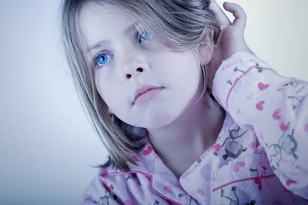 Criança loira em seu pijama — Fotografia de Stock