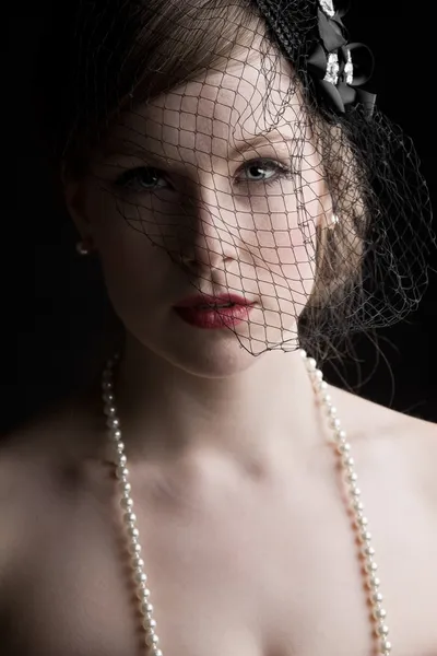 漂亮的模型在面纱和珍珠 — 图库照片