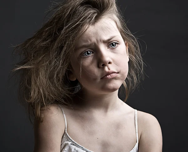 灰色の背景に対して厄介な子供 — ストック写真