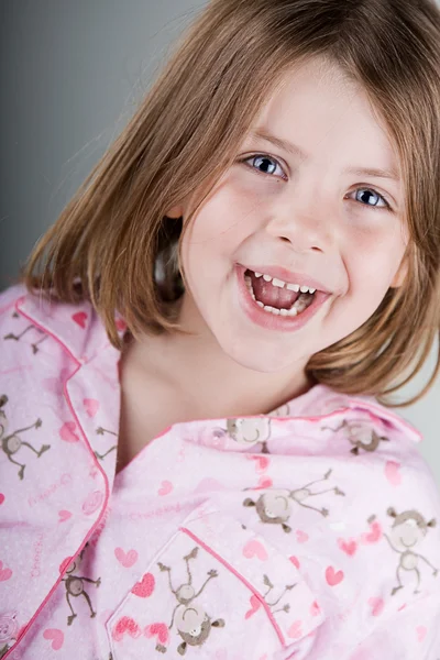 Glückliches Kind im Pyjama — Stockfoto