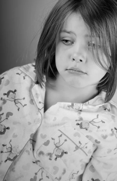 Criança triste em pijama — Fotografia de Stock