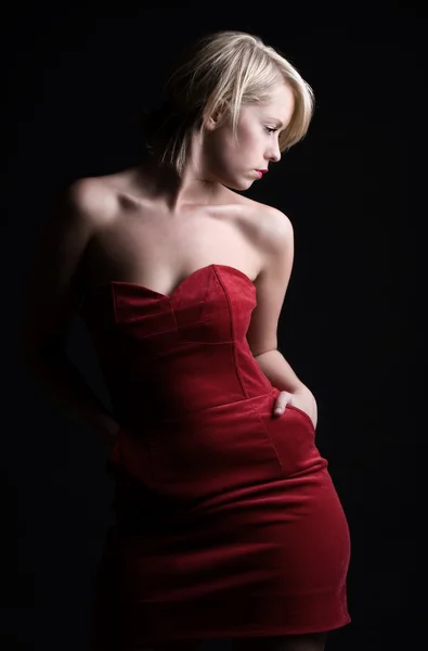 Menina loira deslumbrante em vestido vermelho — Fotografia de Stock