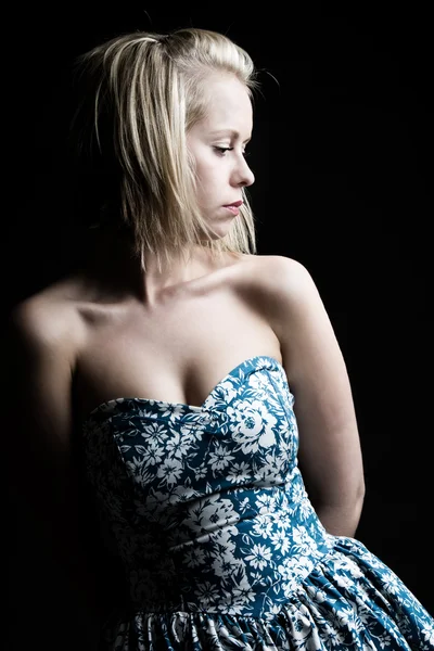 Hübsches blondes Mädchen im blauen floralen Kleid — Stockfoto